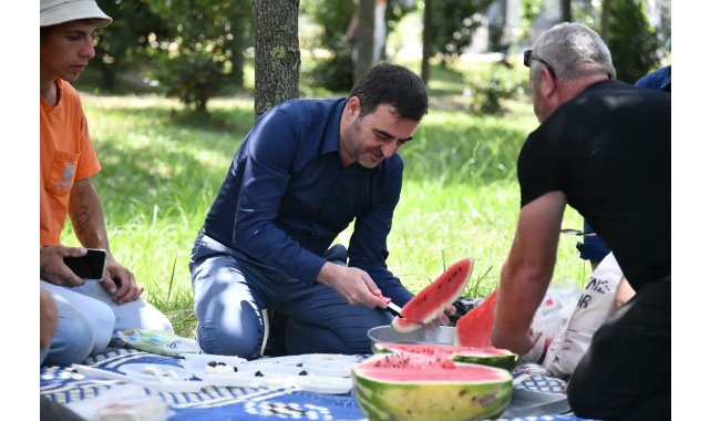 Belediye işçilerine karpuz ikramı