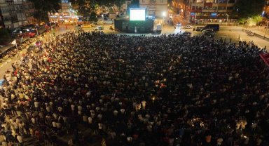 Binlerce kişi tek yürek olup maçı dev ekranda izledi