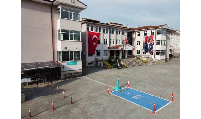 Bu okul enerjisini güneşten alıyor