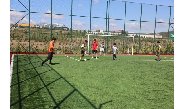 Çayırova'da çocuklar yaz tatillerini halı sahalarda geçiriyor