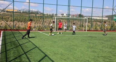 Çayırova'da çocuklar yaz tatillerini halı sahalarda geçiriyor