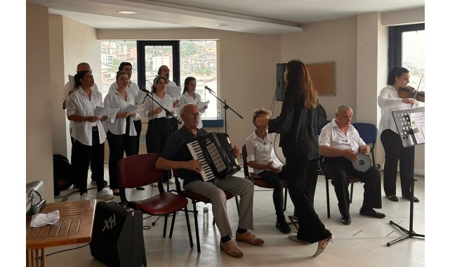 Eğitimini tamamlayan kursiyerlerden mini konser