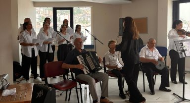 Eğitimini tamamlayan kursiyerlerden mini konser