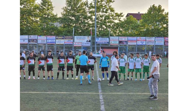Filistin bayraklı forma giyerek maça çıktılar