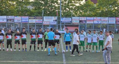 Filistin bayraklı forma giyerek maça çıktılar