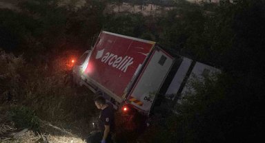 Freni boşalan Arçelik kamyoneti uçurumdan uçtu