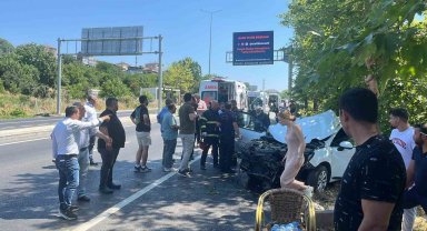 Kırmızı ışıkta geçen otomobil yolun karşısına geçmek isteyen araca çarptı: 5 yaralı