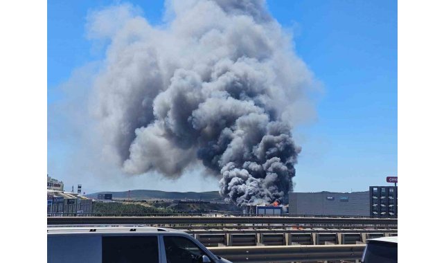 Kocaeli'de fabrika alev alev yanıyor