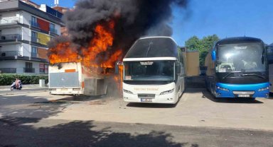 Kocaeli'de iki yangın: 3 otobüs ile geri dönüşüm tesisi yandı