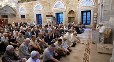 Kocaeli'de vatandaşlar bayram namazı için camileri doldurdu