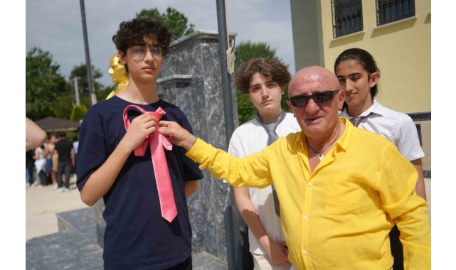 Kocaeli'nin en renkli adamından öğrencilere renkli karne hediyesi