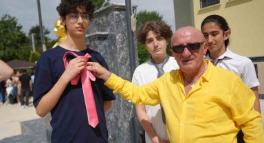 Kocaeli'nin en renkli adamından öğrencilere renkli karne hediyesi