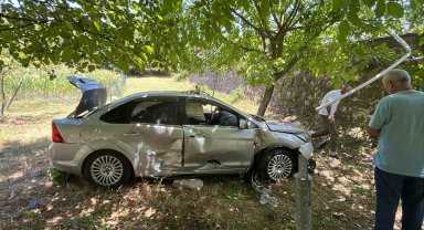 Kontrolden çıkan otomobil 3 metrelik duvardan uçtu
