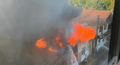 Korkutan yangın, tak katlı ev alev topuna döndü