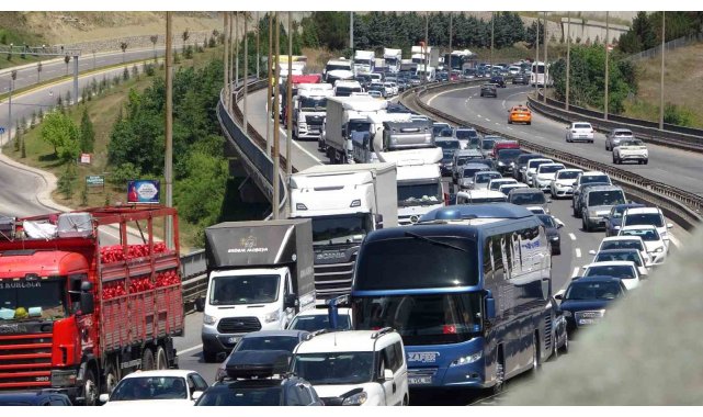 Meydana gelen kazada TEM Otoyolu'nda kilometrelerce araç kuyruğu oluştu