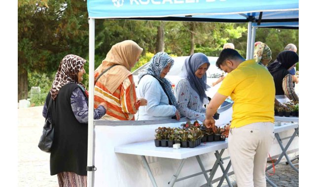 Mezarlık ziyaretleri için 20 bin çiçek dağıtıldı
