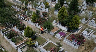 Mezarlıklar bayrama hazırlanıyor