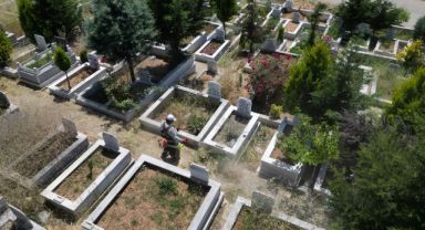 Mezarlıklarda bayram öncesi hummalı çalışmalar