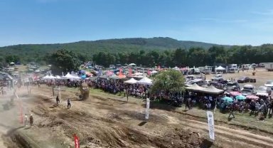 Off-Road aracı, takla attıktan sonra yarışa devam etmeye çalıştı