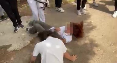 Ortaokul öğrencileri birbirine girdi: Saç saça kavga ettiler