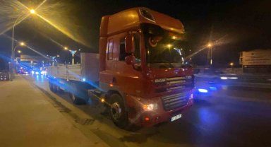 Otomobil tır ve tabela direğine çarptı: 4 yaralı