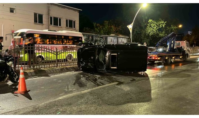 Otomobille çarpışan cip kaldırımda yürüyen gençlerin arasına daldı: 2 ölü