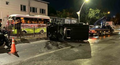 Otomobille çarpışan cip kaldırımda yürüyen gençlerin arasına daldı: 2 ölü