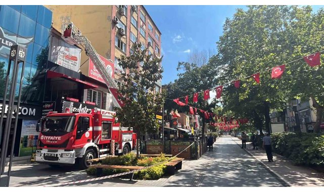 Restoranın bacasında çıkan yangın ekipleri harekete geçirdi