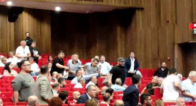 Salonda ipler gerildi: CHP'li milletvekilinin kuzeni "Seni vururum" diyerek koştu