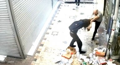 Sokakta kabusu yaşadılar: Biri yola itildi, diğeri merdivenden atıldı