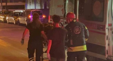 Trafik tabelasına çarpan otomobilin sürücüsü yaralandı