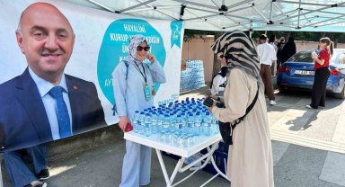 YKS'ye giren öğrencilere su dağıtıldı