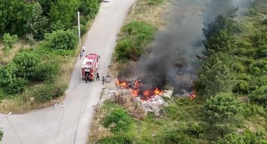 Yol kenarına bırakılan atıklar yangına sebep oldu