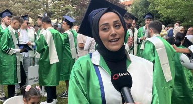 2 çocuk annesi çalıştığı üniversiteden mezun oldu