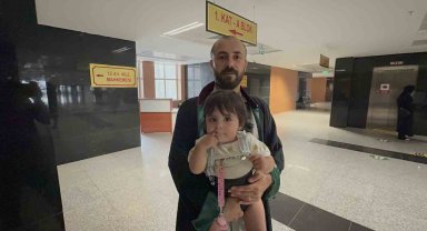 Avukat baba duruşmalara kucağında bebeğiyle girdi