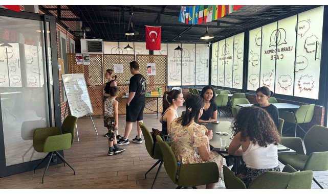 Bu kafede sadece İngilizce konuşuluyor
