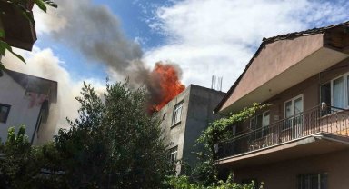 Çatıda çıkan yangın korkuttu: Vatandaşlar sokağa döküldü