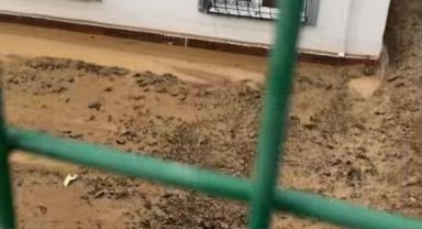 Çayırova'da yollar göle döndü, evleri su bastı