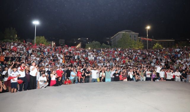 Darıca, ‘Türkiye’ diye inledi