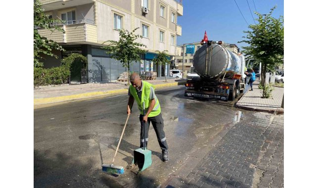 Darıca'da ekipler mahallelerde köşe bucak temizlik yapıyor