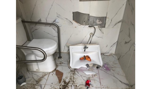 Engelli vatandaşların kullanımındaki lavaboları kırdılar