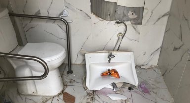 Engelli vatandaşların kullanımındaki lavaboları kırdılar