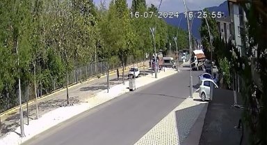 Fazla yüke dayanamayan kamyon devrildi, o anlar kameraya yansıdı