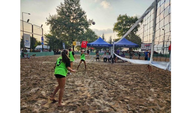 Gölcük'te plaj voleybolu turnuvası başladı