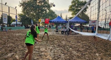Gölcük'te plaj voleybolu turnuvası başladı