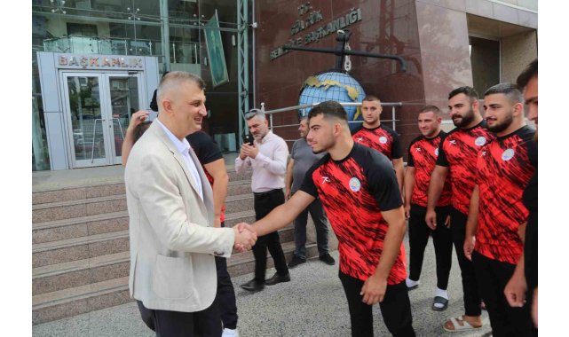 Gölcüklü pehlivanlar Kırkpınar'a uğurlandı