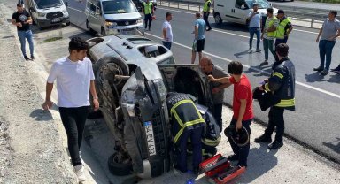 Hafif ticari araç yan yattı: 2 yaralı