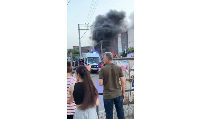 Hurdalıkta çıkan yangın gökyüzünü siyah dumanla kapladı
