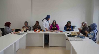 Kadınlar hem zanaat öğreniyor hem de sosyalleşiyor