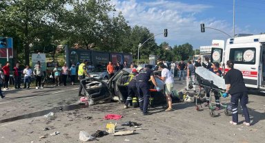 Kamyon ve 2 otomobilin karıştığı kazada can pazarı: 4 yaralı